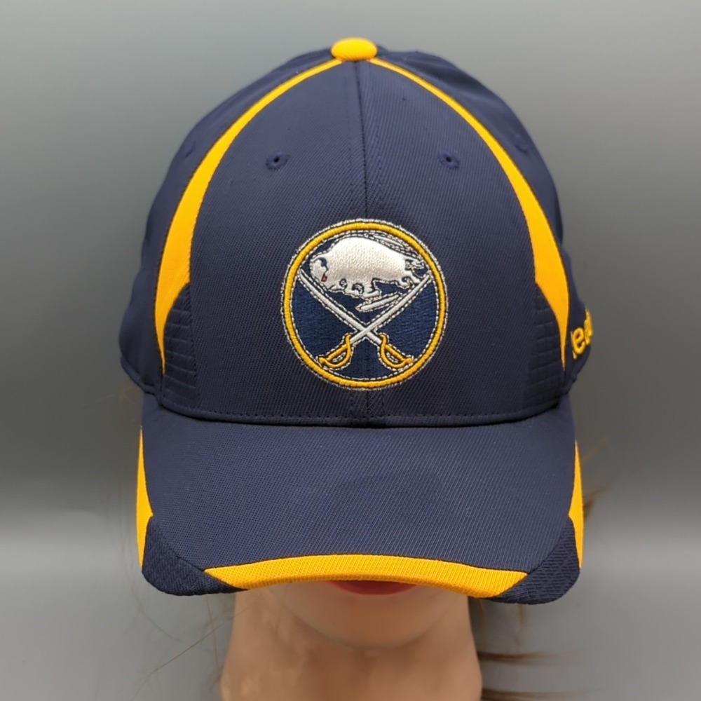Reebok Buffalo Sabres Hat Fitted Cap Size S/M NHL Navy Blue/Yellow Center Ice